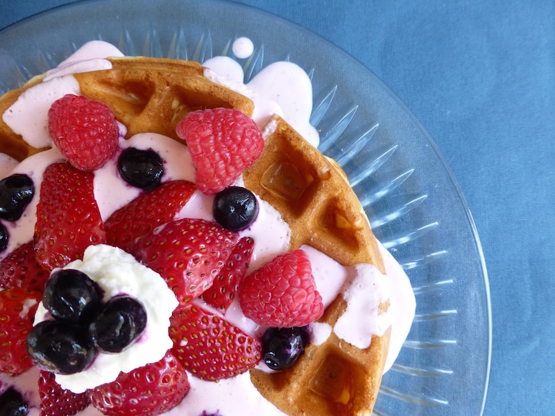 Protein Waffles with Smoothie Topping | www.vegetariant.com