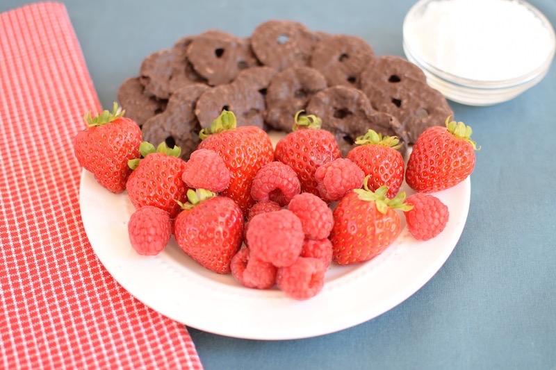 Dark Chocolate Pretzels and Berries | www.vegetariant.com