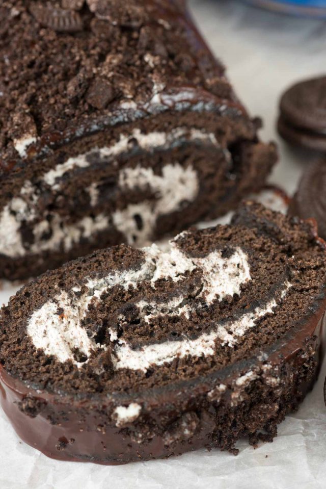 Cookies n Cream Oreo Cake Roll | Featured on www.vegetariant.com