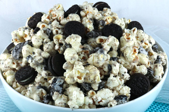 Oreo Cookie Popcorn | Featured on www.vegetariant.com