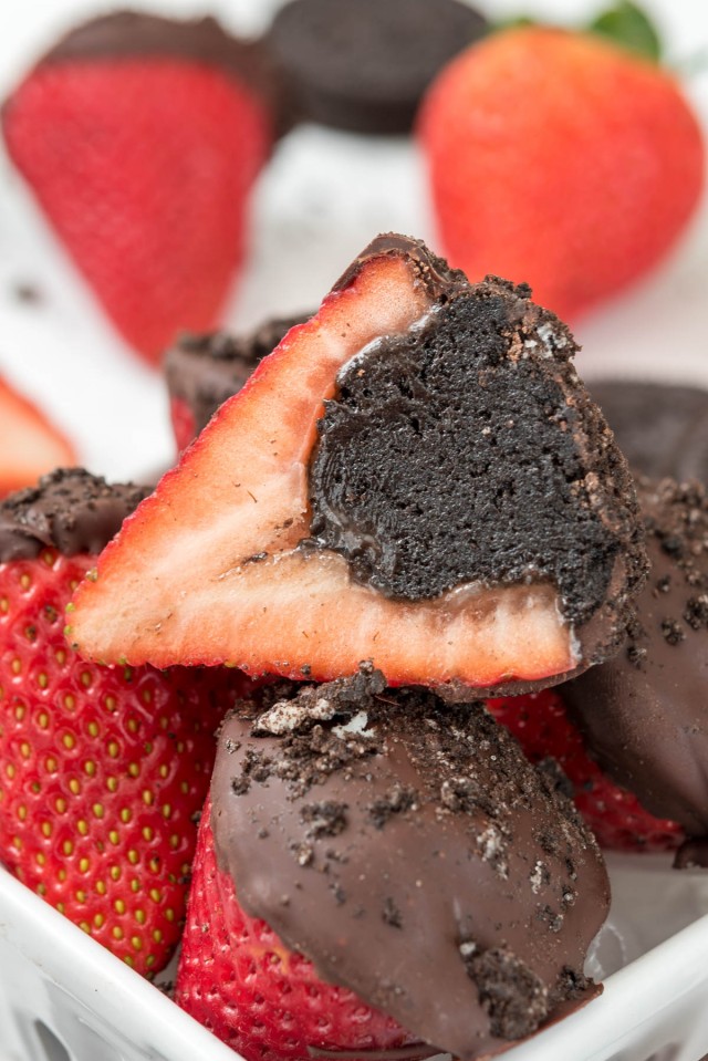 Oreo Truffle Dipped Strawberries | Featured on www.vegetariant.com