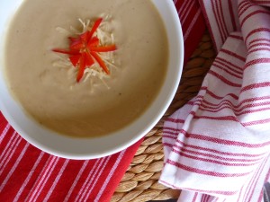 Roasted Cauliflower and Garlic Soup | www.vegetariant.com
