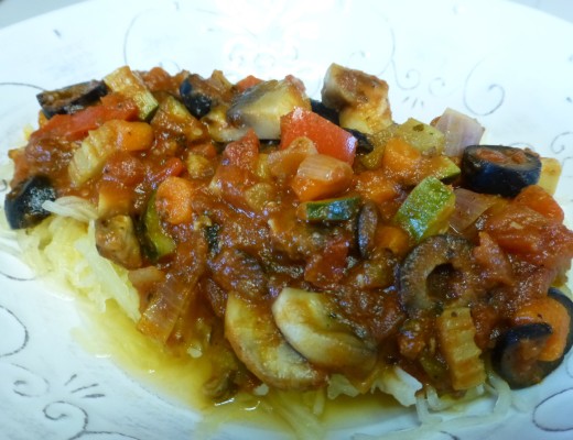 Spaghetti Squash Chunky Veggie Marinara | www.vegetariant.com