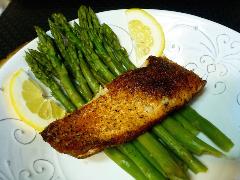 Salmon and Asparagus | www.vegetariant.com