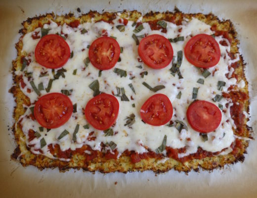 Margherita Pizza with Cauliflower Crust | www.vegetariant.com