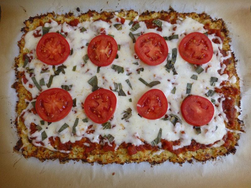 Margherita Pizza with Cauliflower Crust | www.vegetariant.com