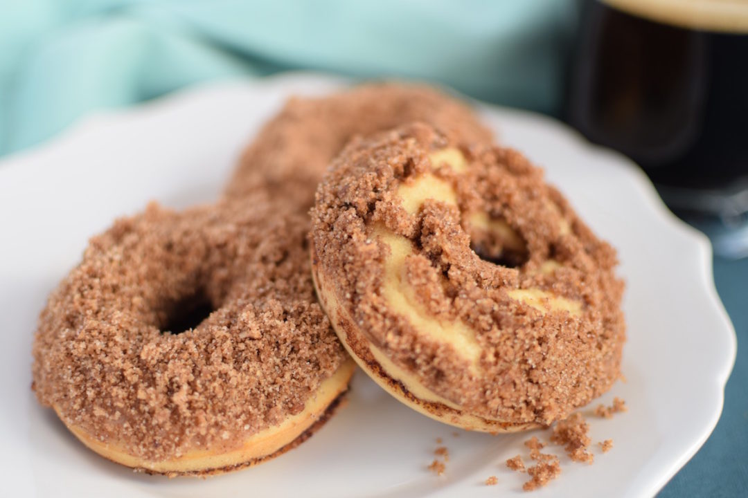 Cinnamon Overload Baked Donut | www.vegetariant.com